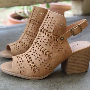 🆕//The June// Tan cutout chunky heel